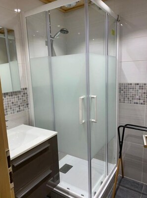 Ducha, secador de pelo, papel higiénico