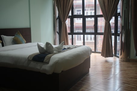 Escritorio, espacio para trabajar con laptop y ropa de cama