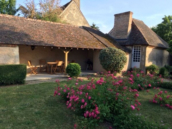 Outdoor dining - Le Petit Dauphin Maison de Charme Pays de Tronçais (Couleuvre)