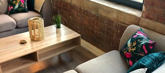 Luxury City Centre Penthouse Apartment - Great for Professionals!