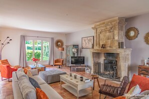 TV, peis, DVD-spiller og bordtennis