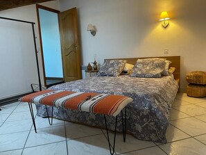 8 chambres, fer et planche à repasser, Wi-Fi, draps fournis