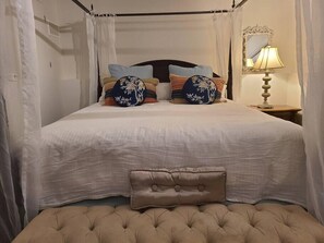 4 bedrooms, iron/ironing board, WiFi, bed sheets - Elegance & Style With Custom Canopy Beds (Halifax)