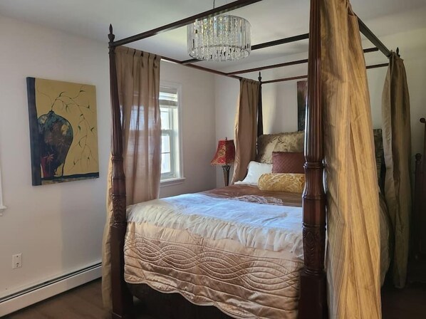 4 habitaciones, tabla de planchar con plancha, wifi y ropa de cama 