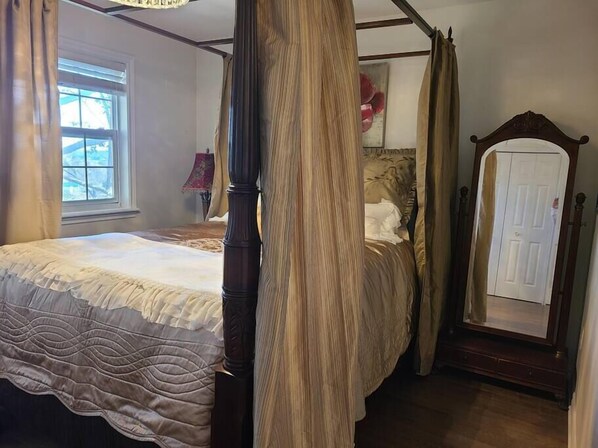 4 bedrooms, iron/ironing board, WiFi, bed sheets