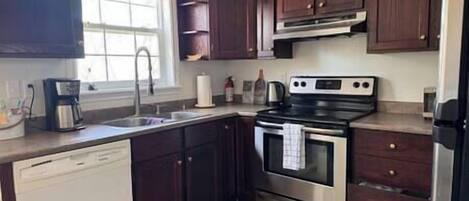 Een koelkast, een magnetron, een oven, een kookplaat