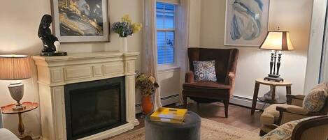 Televisio, takka, kirjoja