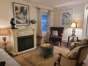 Télévision, cheminée, livres