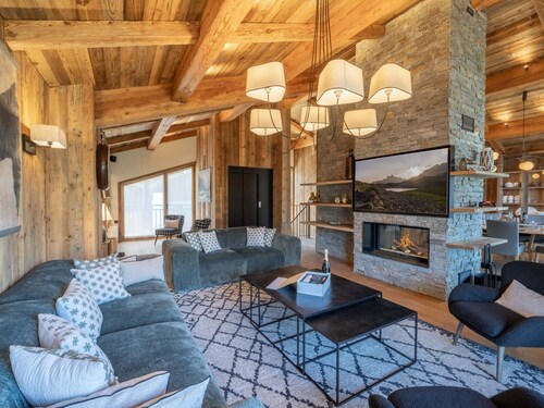 Family chalet with pool and pets allowed near slopes