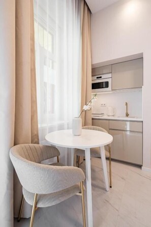 Apartamento ejecutivo | Cocina privada | Frigorífico, microondas, hervidor eléctrico y plancha