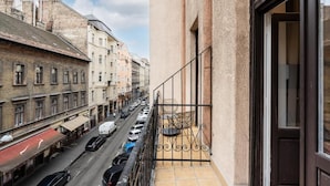 Una calle estrecha con coches aparcados y edificios a ambos lados.