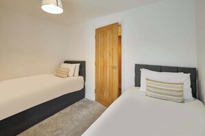 2 bedrooms, desk, iron/ironing board, WiFi