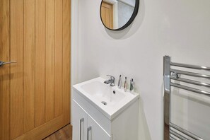 Bathtub, towels, shampoo - Host & Stay | The Globe, Apartment 4 (Guisborough)