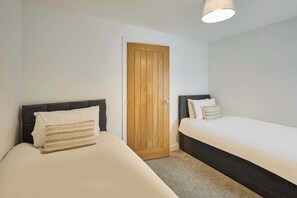 2 bedrooms, desk, iron/ironing board, WiFi