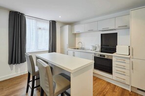 Réfrigérateur, four, plaque de cuisson, bouilloire électrique