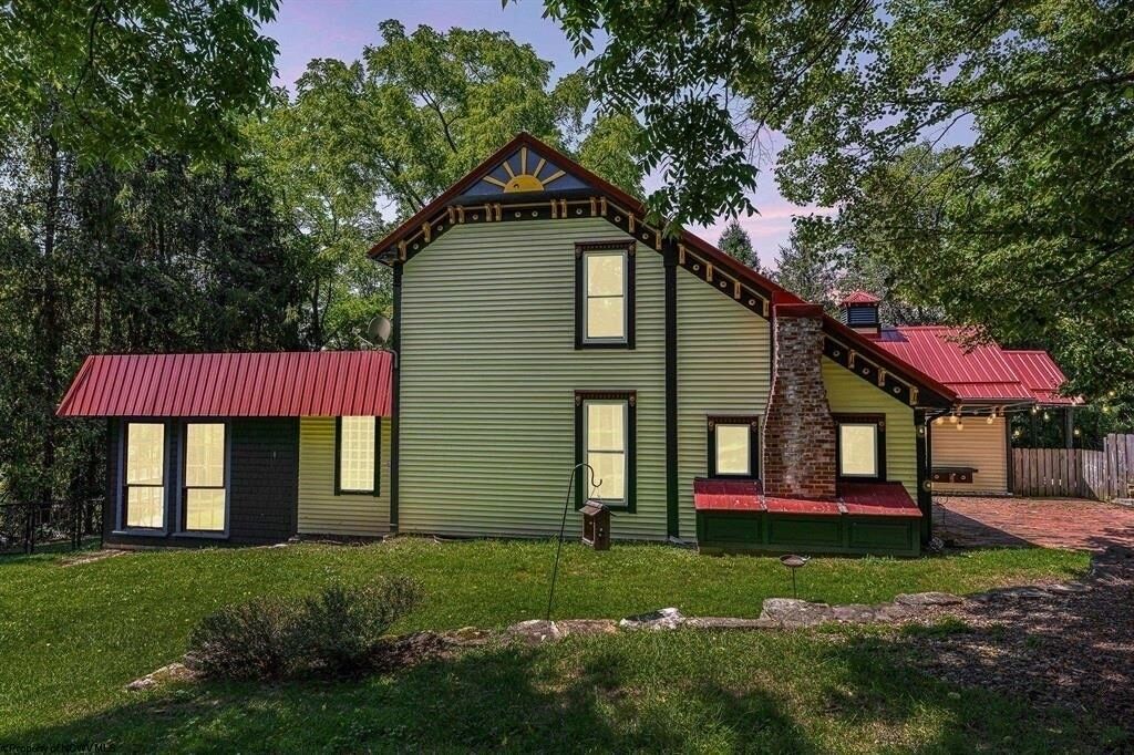 Modern farmhouse near WVU and outdoor activities! Fire Pit, Hot tub. Bring Pets!
