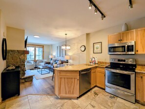 Coffee/tea maker, fridge, microwave, oven - Corner Unit w/Mountain Views, River Run Village (Keystone)