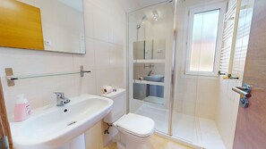 Bathtub, towels - Villa Cornejo H-Murcia Holiday Rentals Property (Torre Pacheco)