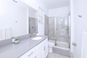 Bathtub, hair dryer, towels, shampoo - Family-Friendly Villa w Pool, Hot Tub & Games Room (Kissimmee)