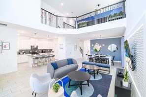 Smart-TV, Tischfußball, Arbeitsbereiche