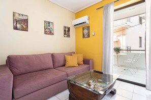 TV, offices - Kalamata's Handmade Apartment (Kalamata)