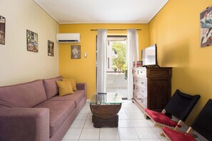 TV, offices - Kalamata's Handmade Apartment (Kalamata)