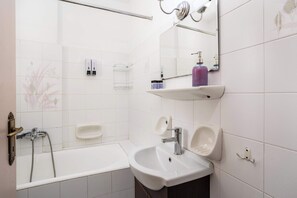 Dusche, Haartrockner, Handtücher, Shampoo
