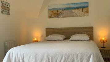 2 bedrooms, desk, free WiFi, bed sheets