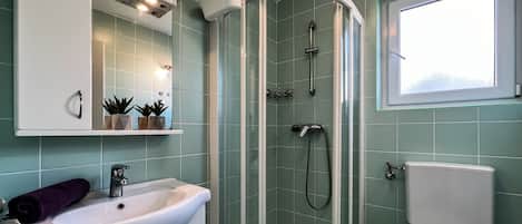 Dusche, Haartrockner, Handtücher, Seife