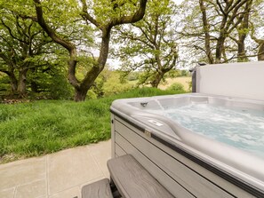 Outdoor spa tub - Conwy Pod (Llanrwst)