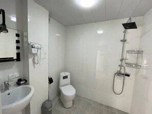 Dusche, Haartrockner, Handtücher, Seife