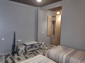 8 bedrooms, iron/ironing board, WiFi, bed sheets - cozy ski resort if you whant to rest with family or friends (Gudauri)