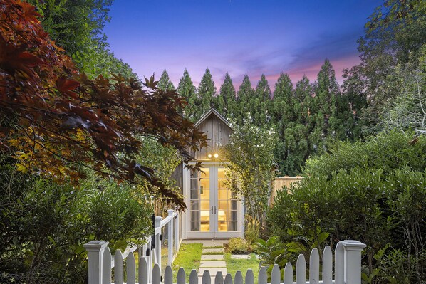 Exterior - Gorgeously Renovated SH Village 5 bd w/ Large Pool (Southampton)