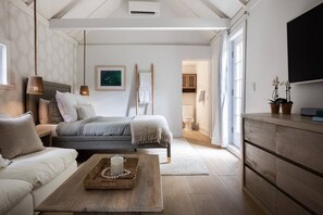 5 bedrooms, desk, iron/ironing board, travel crib