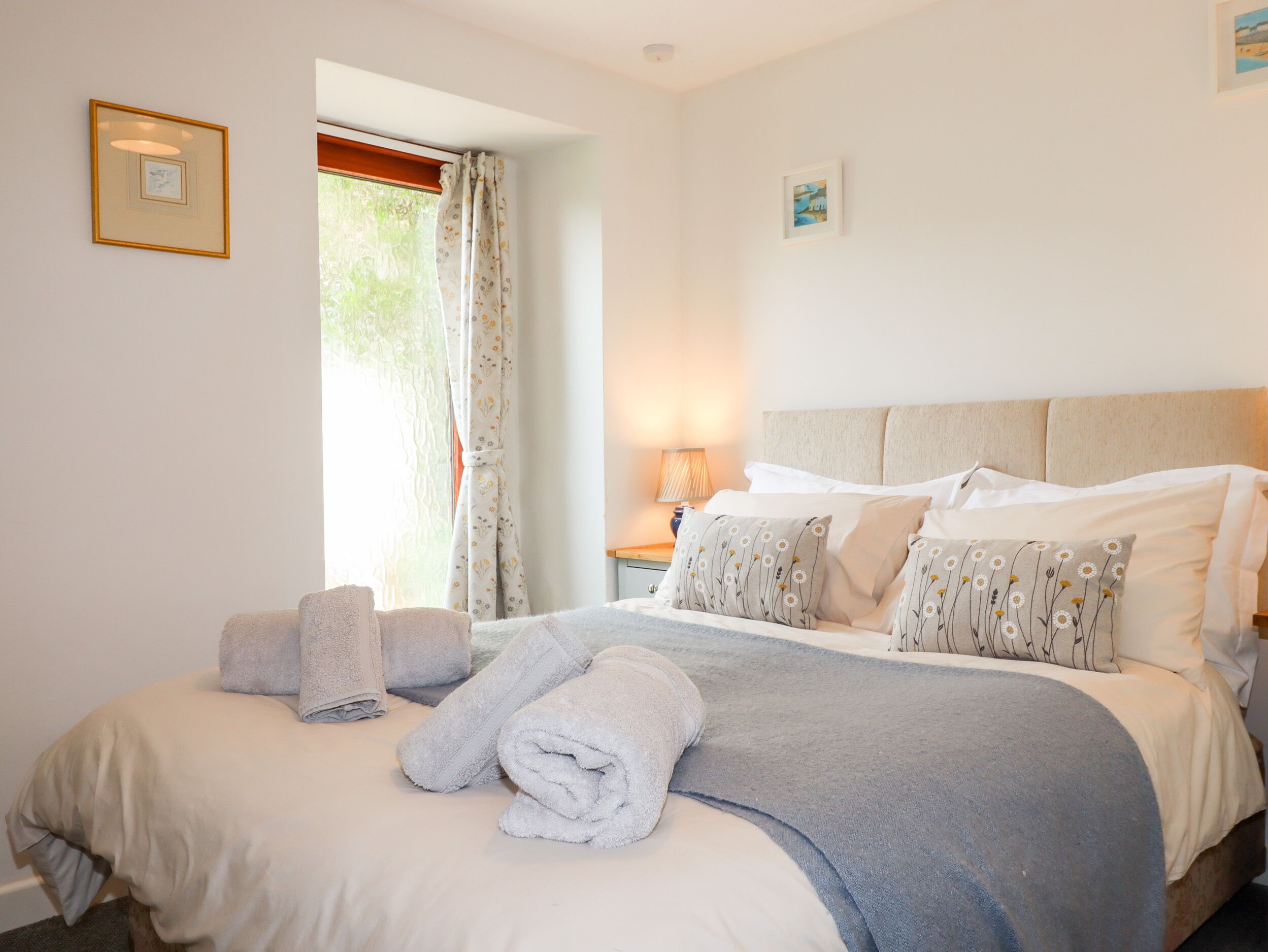 2 Schlafzimmer, individuell dekoriert, individuell eingerichtet