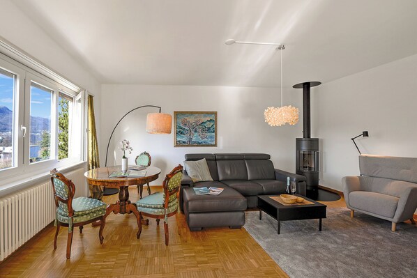 Family Villa, Multiple Bedrooms, Mountainside (Ca' Lidia) | Living area | 21-inch Smart TV with satellite channels