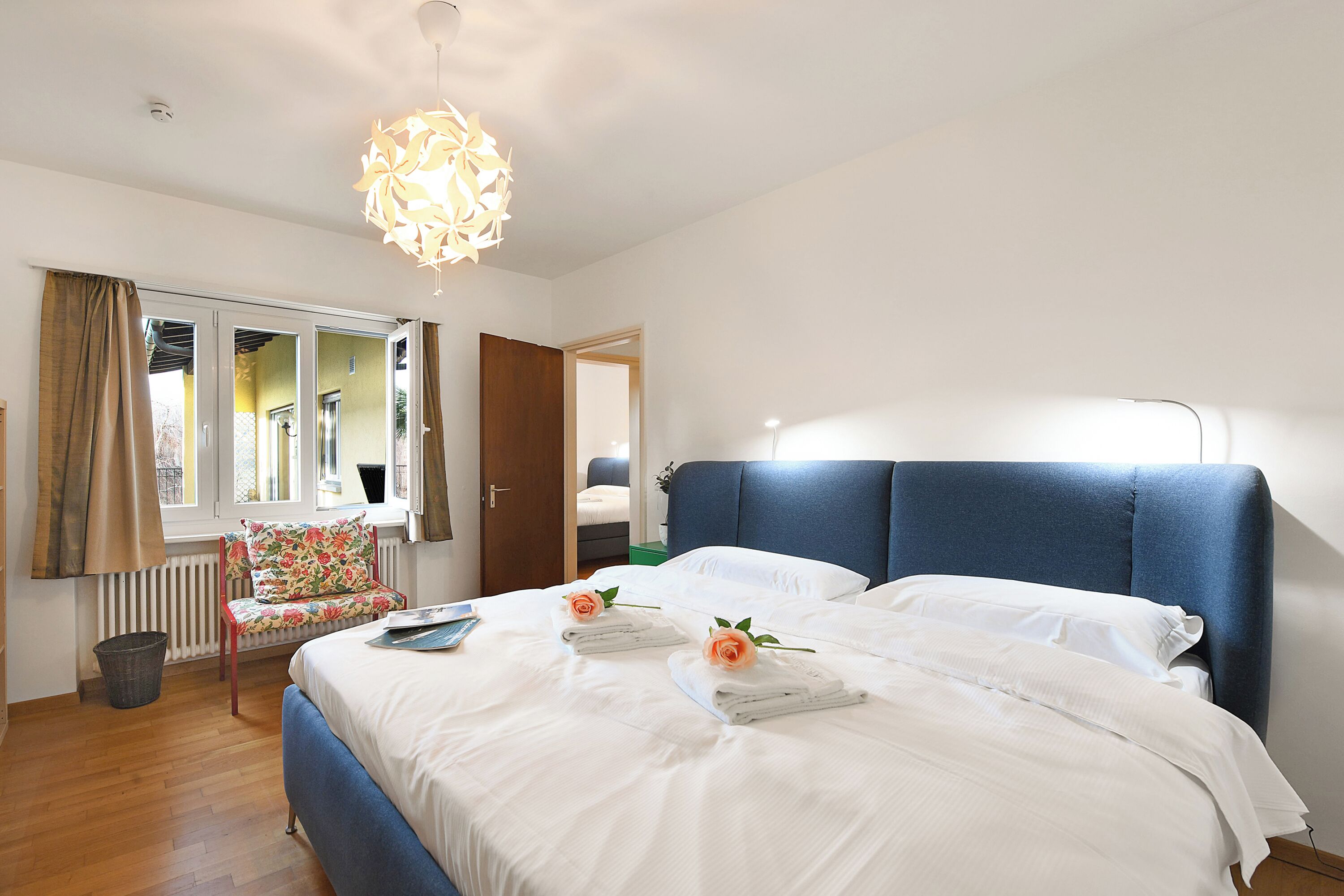 3 kamar tidur, ruang kerja ramah laptop, dan setrika/meja setrika