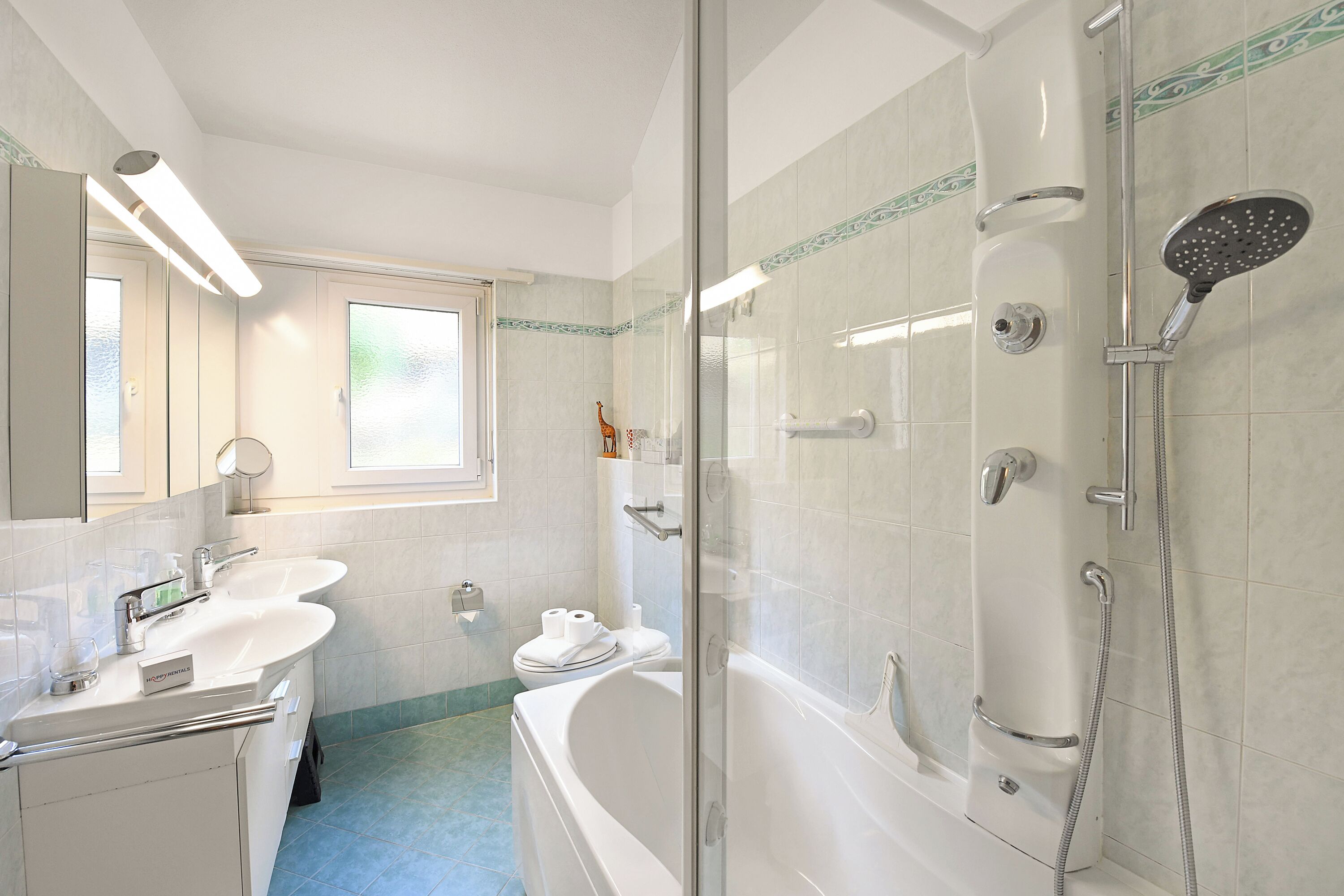 Kombinasi shower/bathtub, pengering rambut, handuk, dan sabun