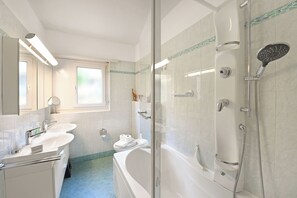 Badkar/dusch, hÄrtork, handdukar och tvÄl