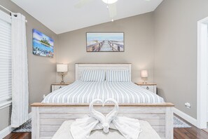 3 bedrooms, desk, iron/ironing board, free WiFi - Heated Pool & Fire Pit-Coastal Cottage (Port Orange)