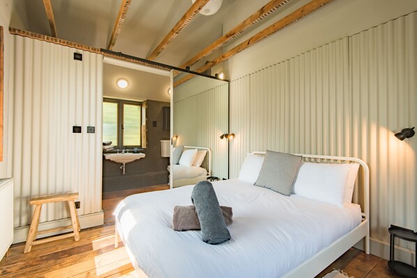 2 dormitorios, escritorio, tabla de planchar con plancha y wifi