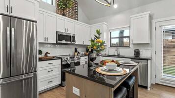 Refrigerador, microondas, horno y parrilla de estufa