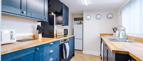 Réfrigérateur, four à micro-ondes, un four, surface de cuisson