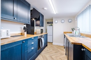 Kjøleskap, mikrobølgeovn, ovn og kokeplater