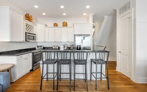 冷蔵庫、電子レンジ、オーブン、コンロ