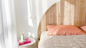 A bedroom with a round bed, a bedside table with a lamp, and a book. - Penthouse with the blue kitchen and view of Brijuni in Peroj (Peroj)