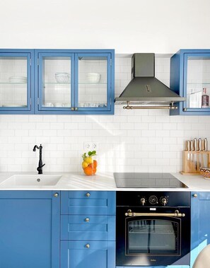 Refrigerador, horno, lavavajillas y cafetera y tetera