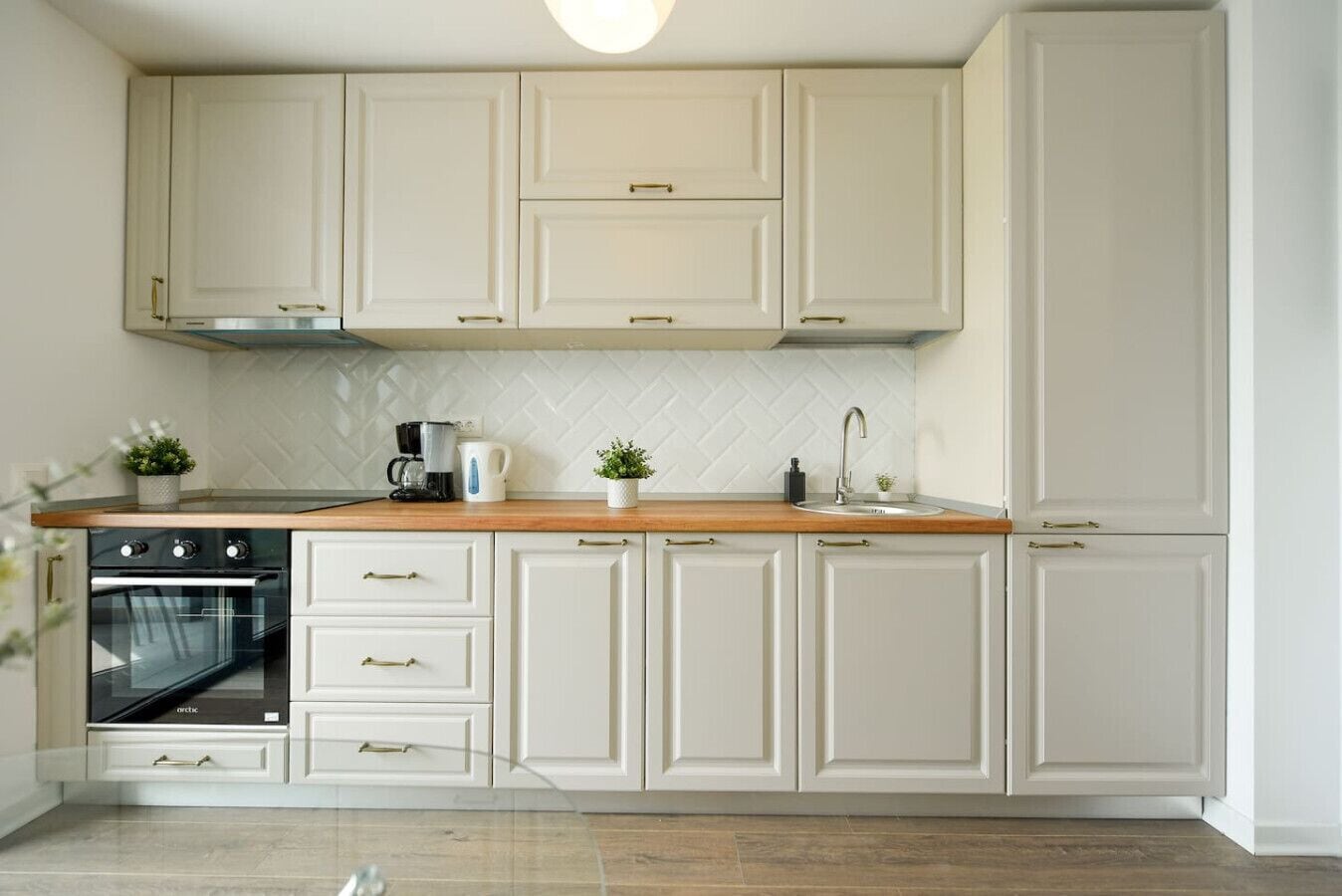 Kühlschrank, Ofen, Herdplatte, Wasserkocher mit Kaffee-/Teezubehör