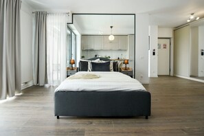 Desk, iron/ironing board, WiFi, bed sheets