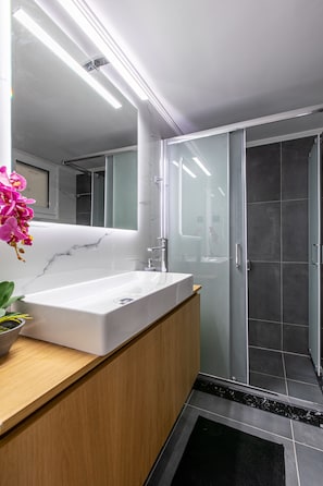 Classic-Haus | Badezimmer | Dusche, Hydromassagedusche, Haartrockner, Handtücher